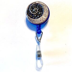 Retractable badge holder